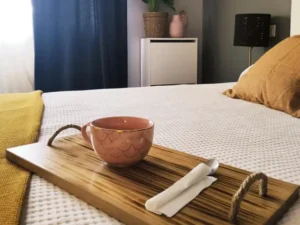 Bandeja de madera en dormitorio