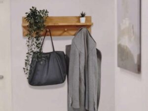 Perchero de madera con balda