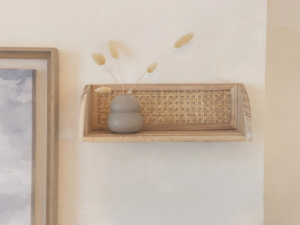 Estante Flotante de Madera y Rejilla Cannage